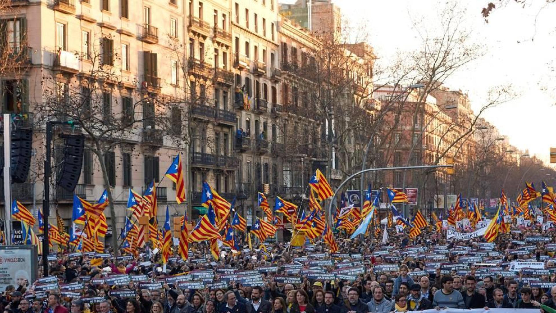 Miles de manifestantes marchan en Barcelona contra el juicio del "procés"