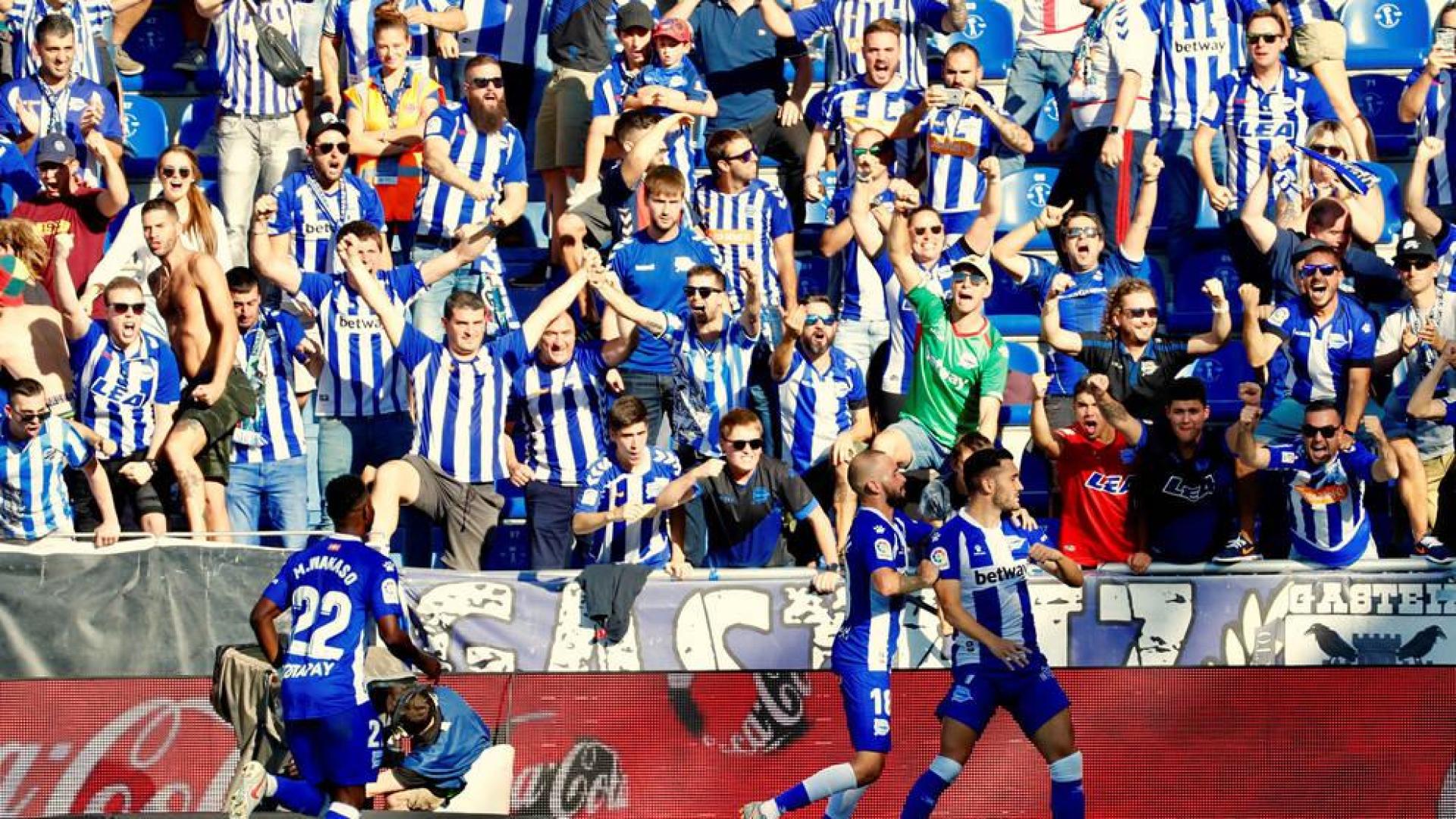 Los jugadores del Deportivo Alavés celebran un gol ante el Mallorca.