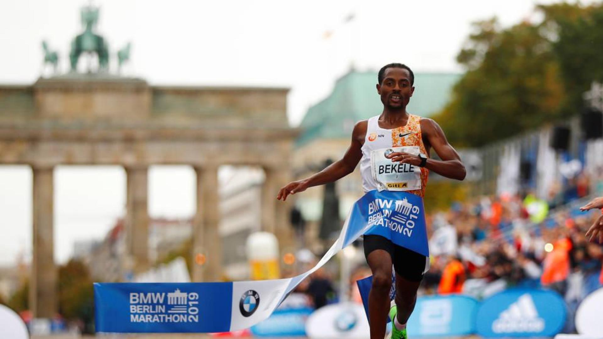 Bekele, en su entrada a meta en Berlín.