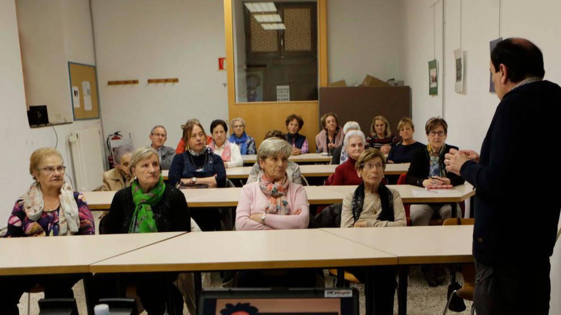 Alumnos con más de 70 años acuden a la Universidad para Mayores F. Ynduráin