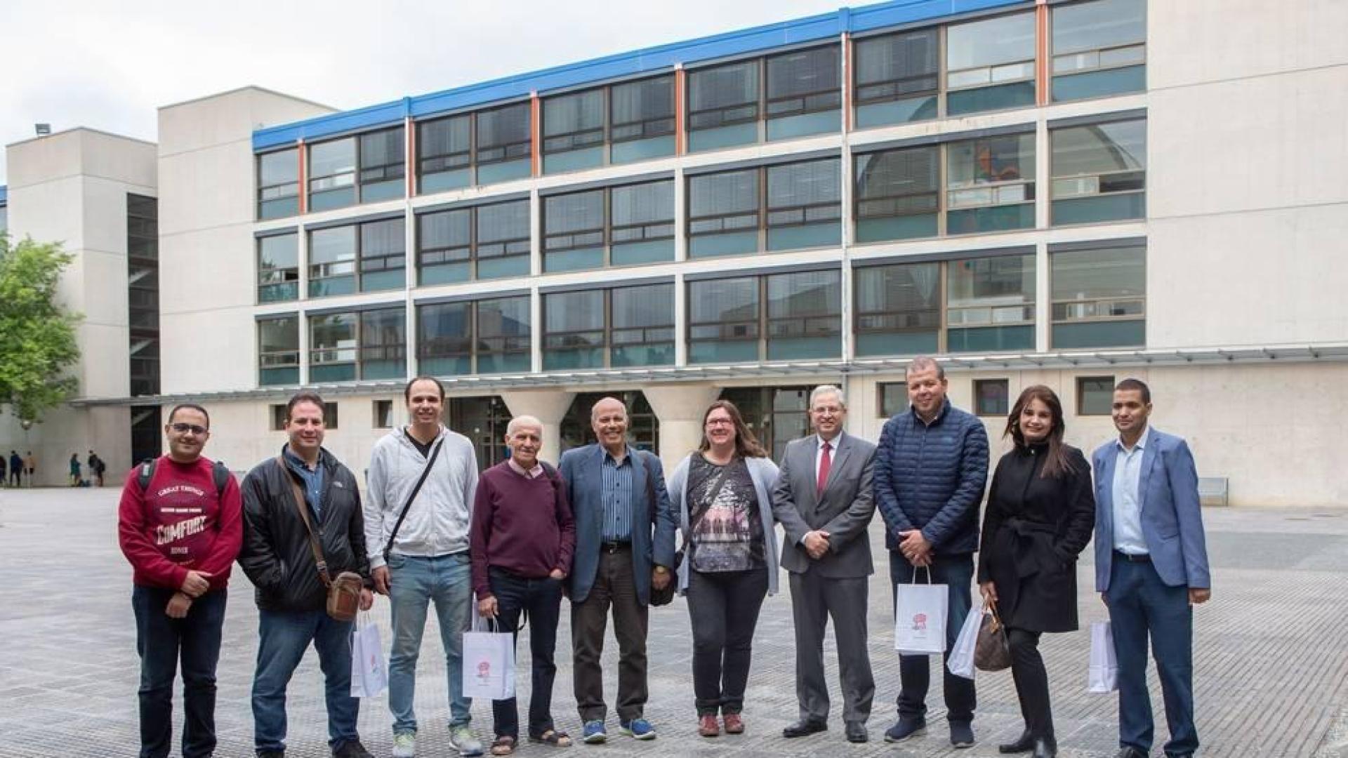 Estudiantes y profesores egipcios y marroquíes posan en el campus de Arrosadia de la UPNA con Susana Irisarri (5.ª a la dcha)