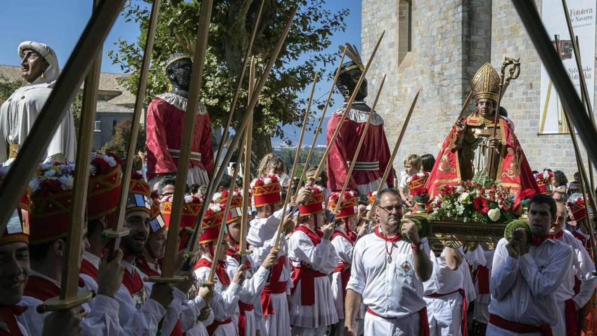 Todas las fotos de la salida de la Comparsa de Gigantes y Cabezudos en San Fermín Txikito.
