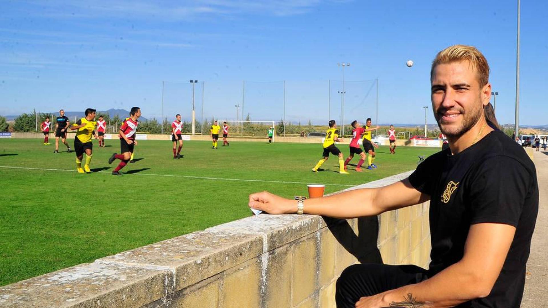 Borja Ekiza vuelve a disfrutar del fútbol en Larraga