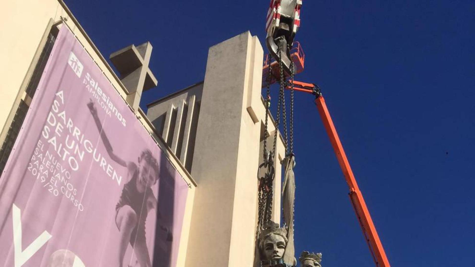 Retirada la imagen de la virgen María Auxiliadora de la torre de Salesianos