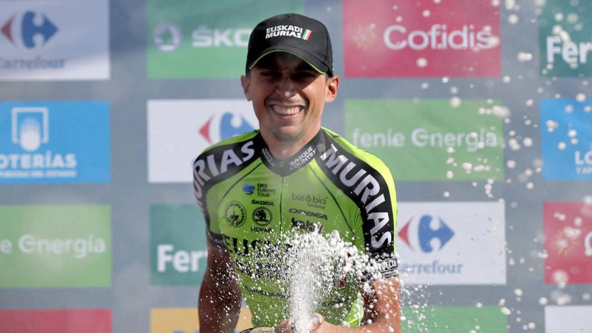 Óscar Rodríguez celebra su victoria en la etapa de La Camperona.