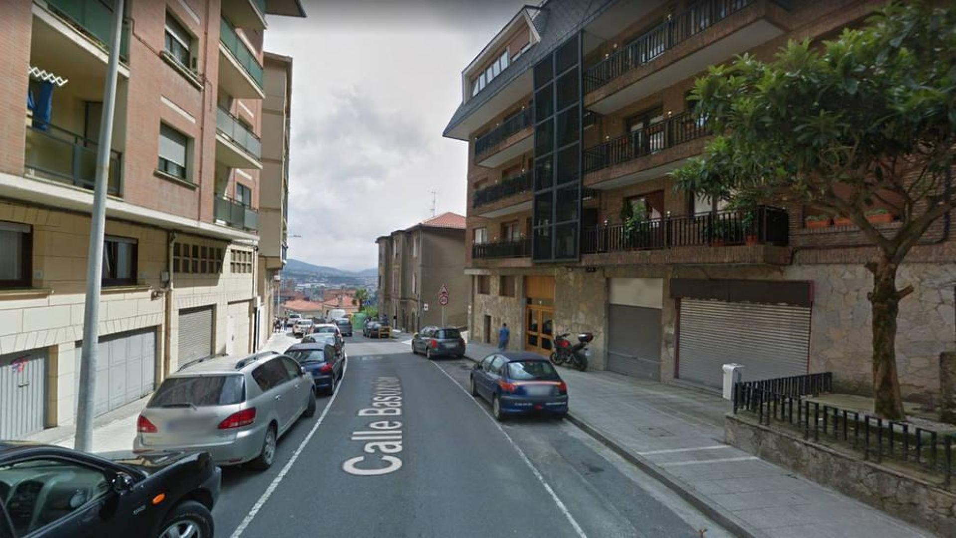Detenido en Basauri por intentar asfixiar a su pareja, que escapó por la ventana