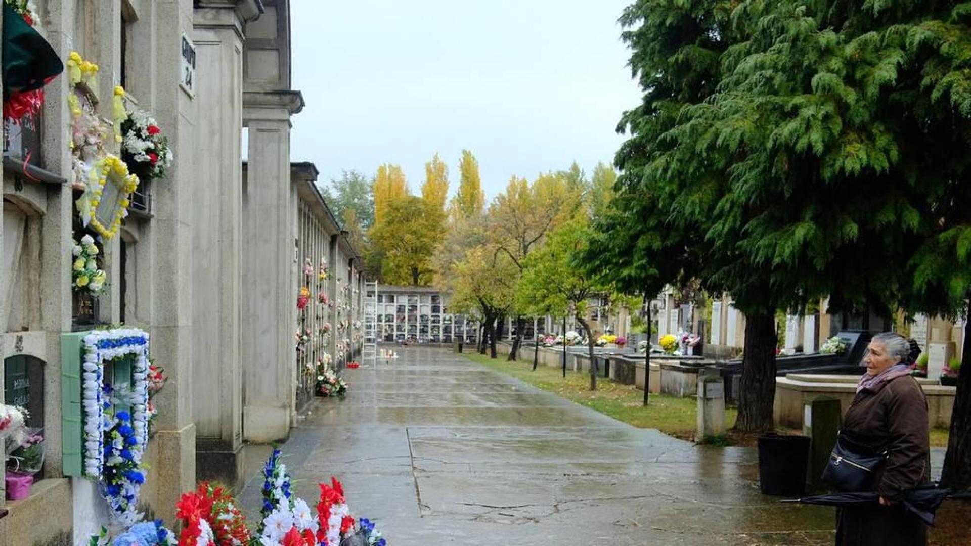 Un paseo por el cementerio de Pamplona el día después de Todos los Santos deja imágenes que pueden desgarrar por dentro