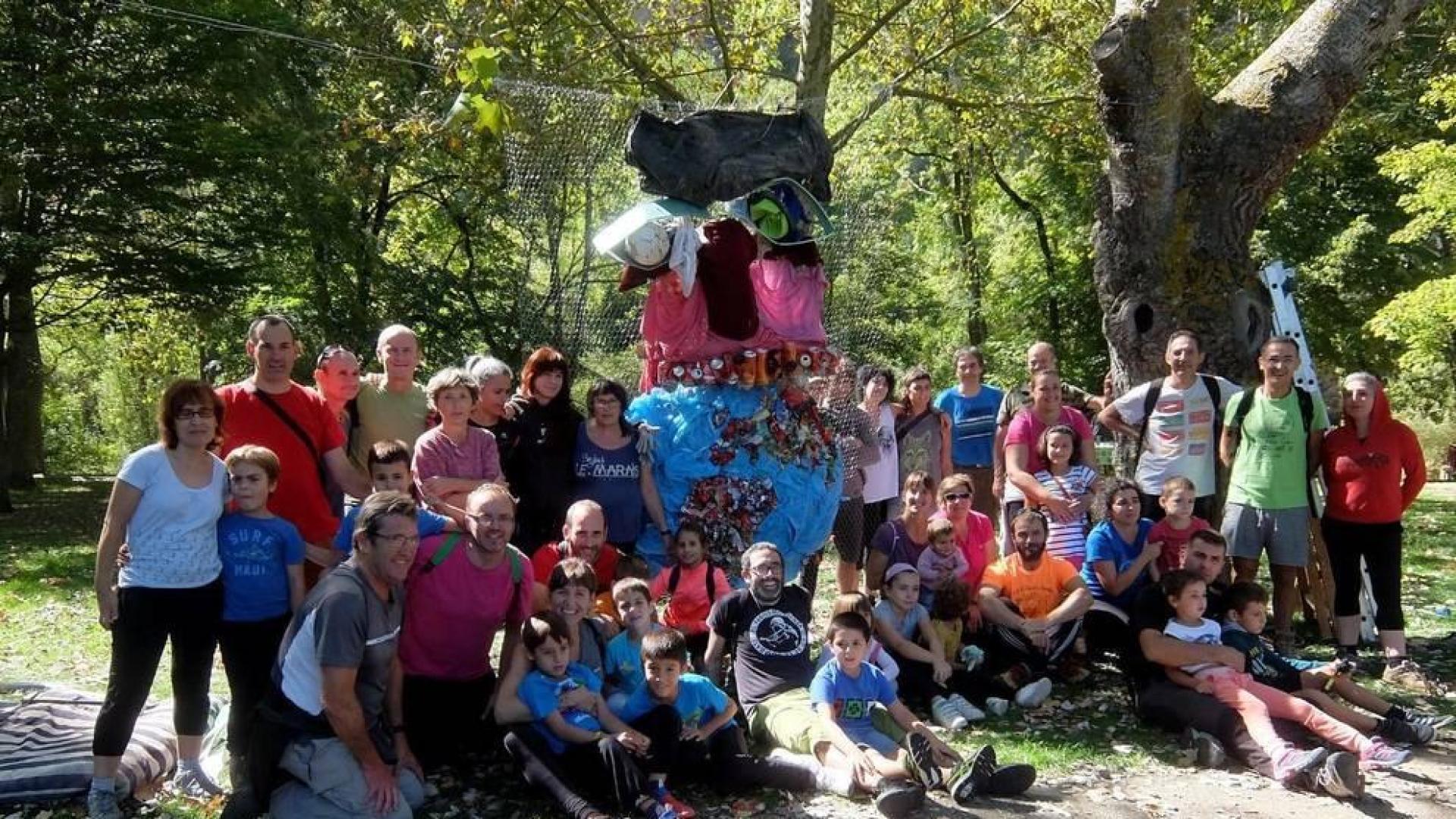 El Ega se libera de 630 kilos de basura