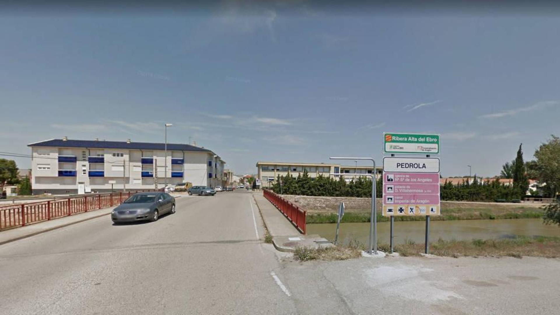Entrada a la localidad de Pedrola, donde fue descubierto semienterrado el cuerpo de la víctima