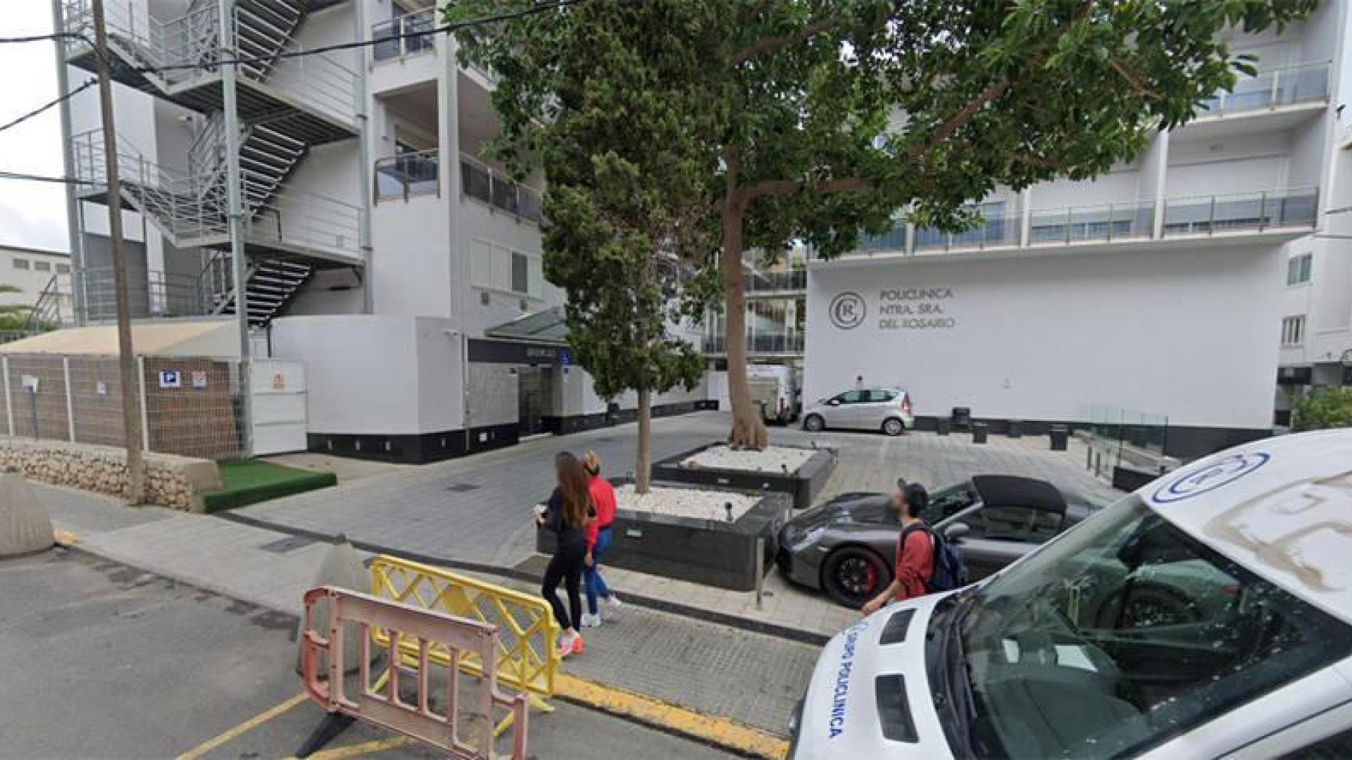 En estado crítico un joven tras caerse desde el tercer piso de un hotel de Ibiza