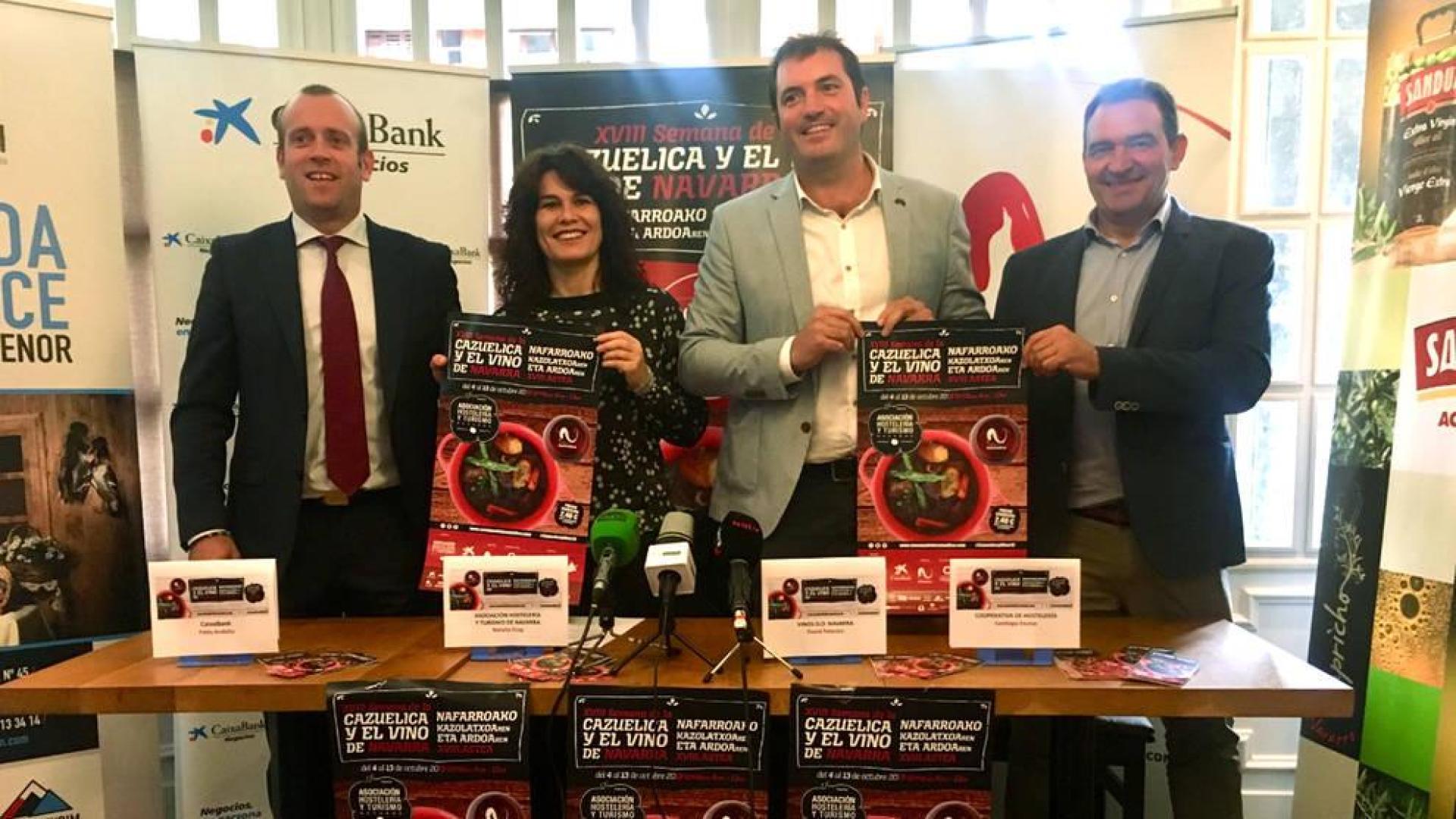 De izquierda a derecha: Pablo Adoño de CaixaBank, Natalia Ecay de la Junta de la Asociación de Hostelería y Turismo de Navarra; David Palacios, Presidente del Consejo Regulador de la D.O. Vinos Navarra y Santiago Enciso, Presidente de la Cooperativa de Hostelería de Navarra.