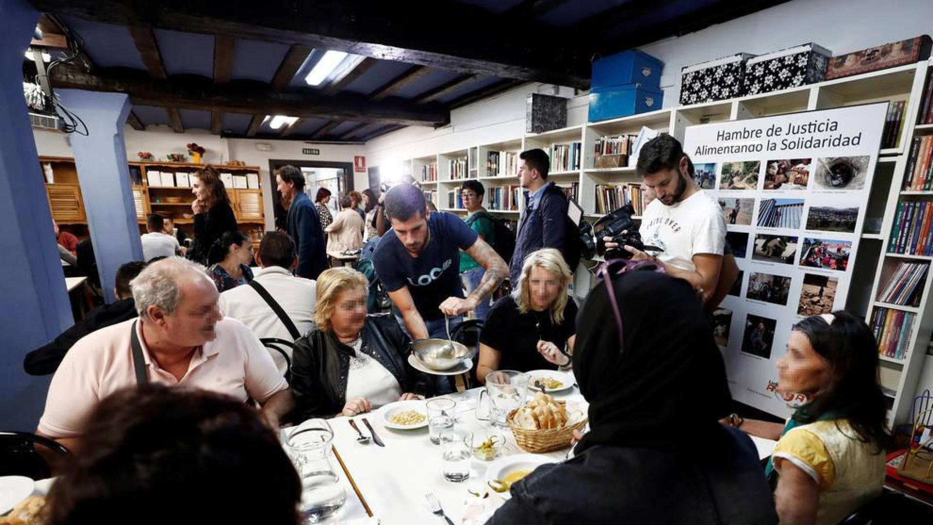 Fran Mérida sirve la comida en el Comedor 365.