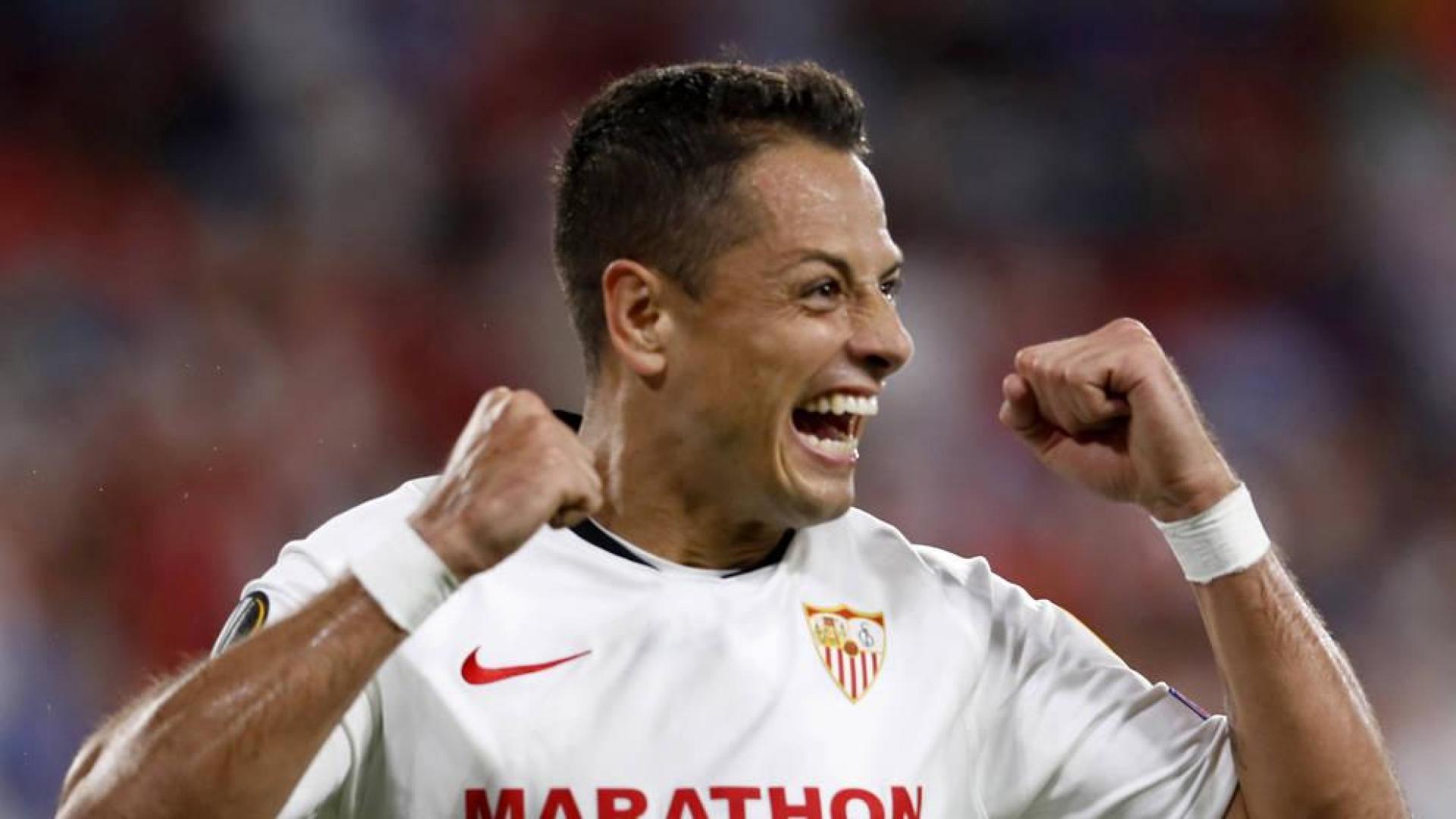 Chicharito afianza al Sevilla en el liderato de su grupo