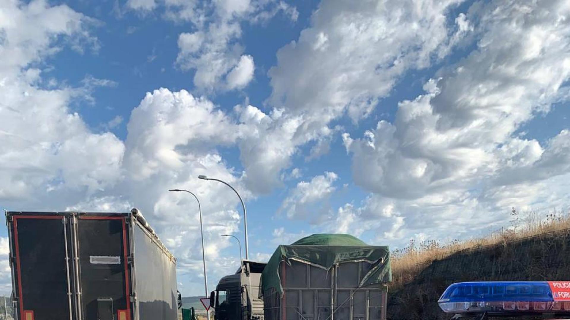 Denunciados dos camioneros por circular con más carga de la permitida
