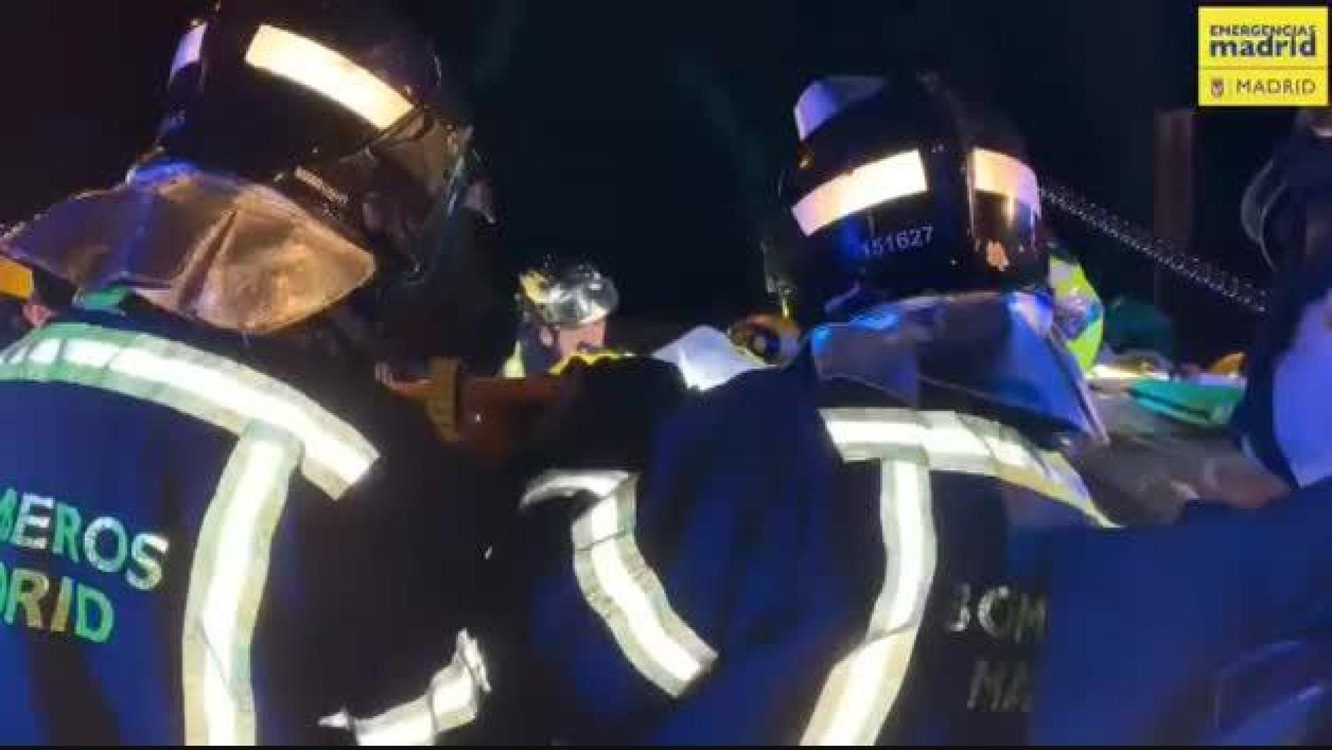 Ocho heridos tras un accidente de un coche en sentido contrario en la A-6 en Madrid