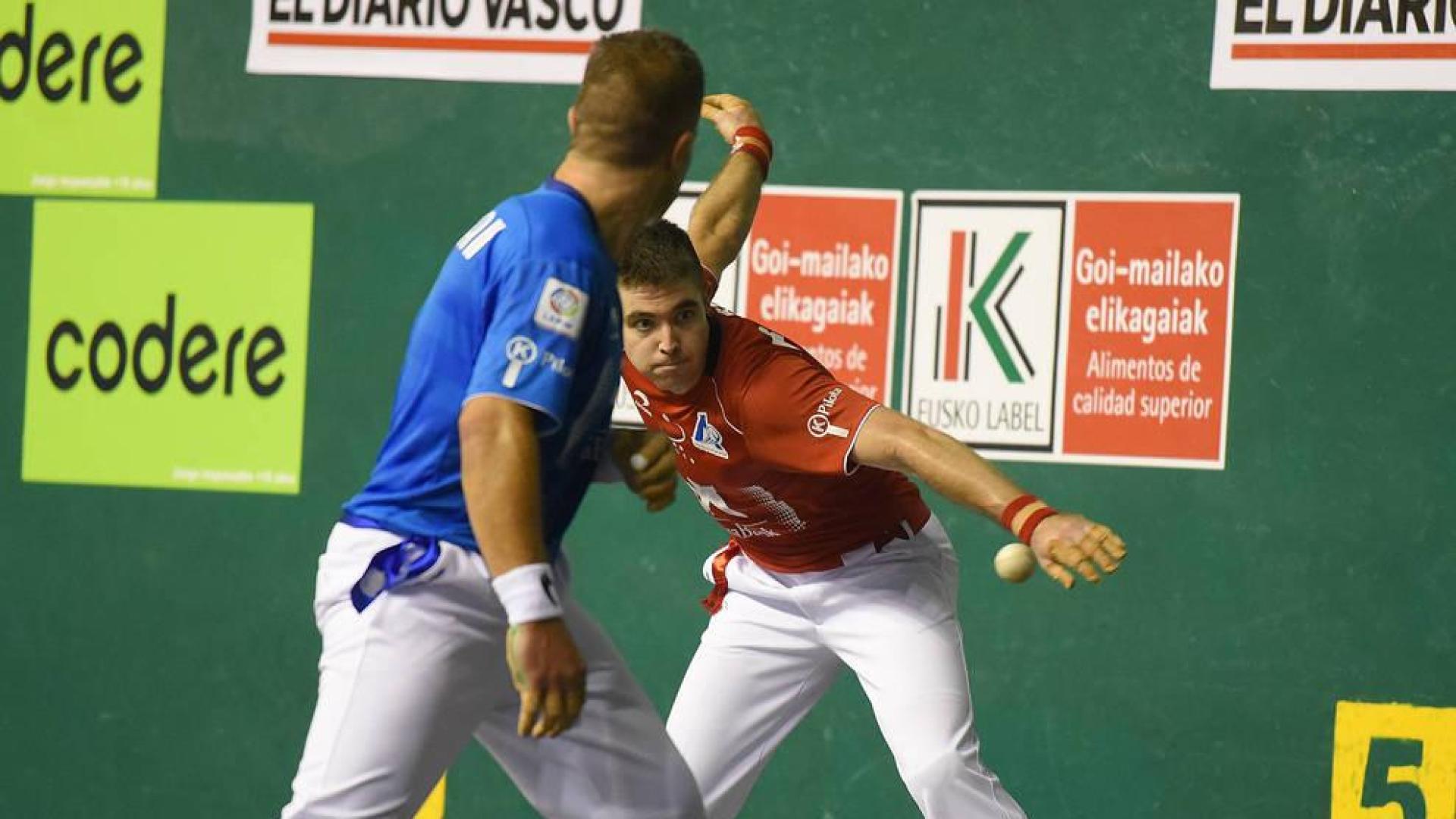 Irribarria golpea la pelota en un tanto del partido que ayer se disputó en Zarautz.
