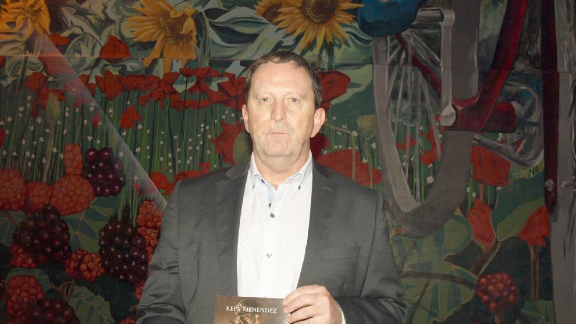 Kepa Menéndez, el sábado en Zúñiga con el libro presentado en la localidad.