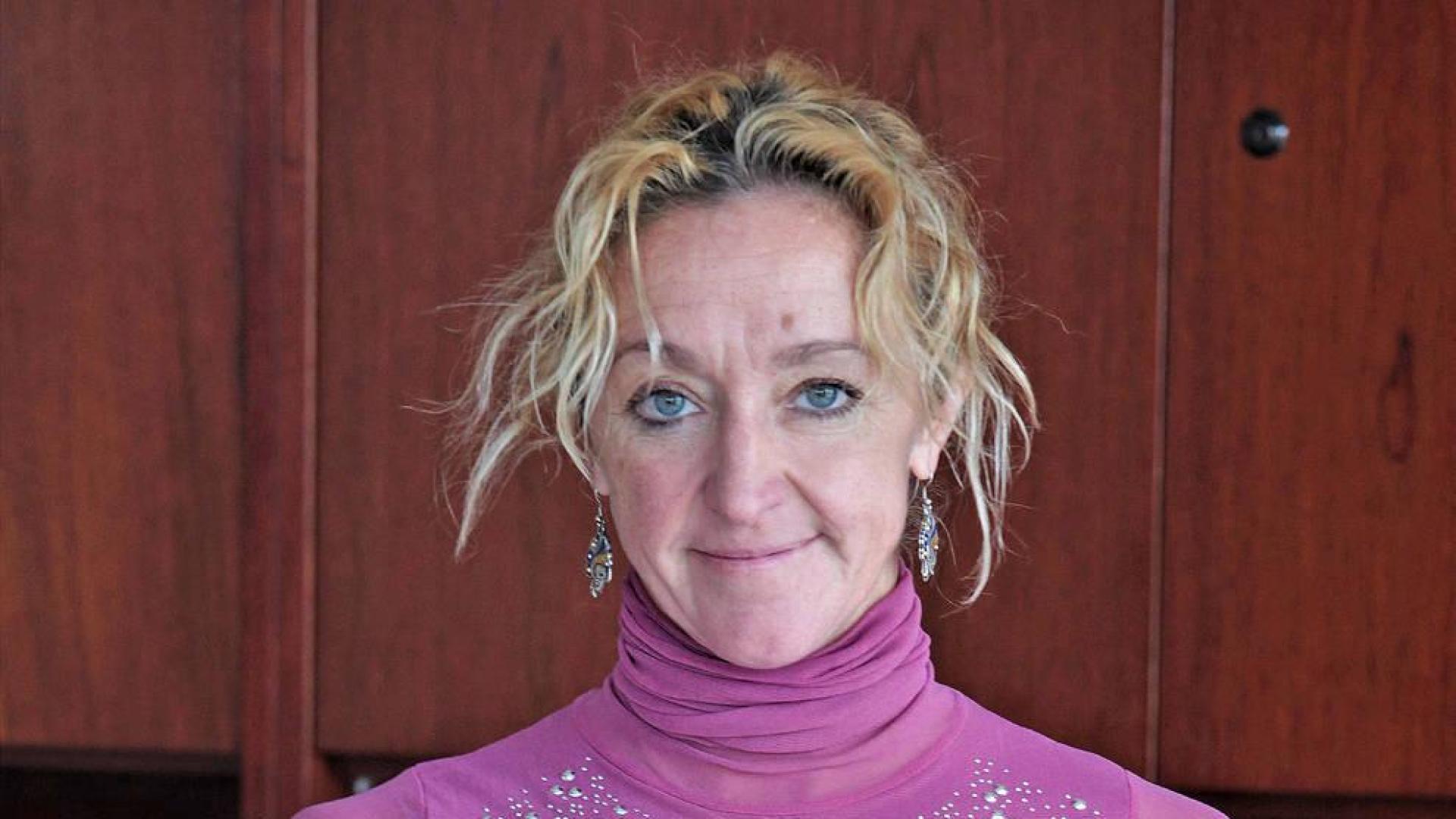 Maite Luquin Laborda, ayer, tras recoger su obsequio: una fachada del Ayuntamiento de Pamplona.