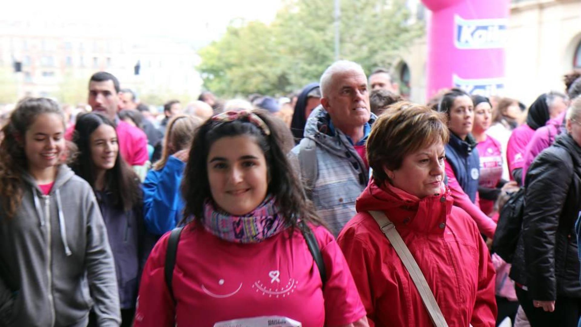 Más de 12.000 personas han participado este domingo en la VII carrera solidaria contra el cáncer de mama en Pamplona, organizada por Saray.