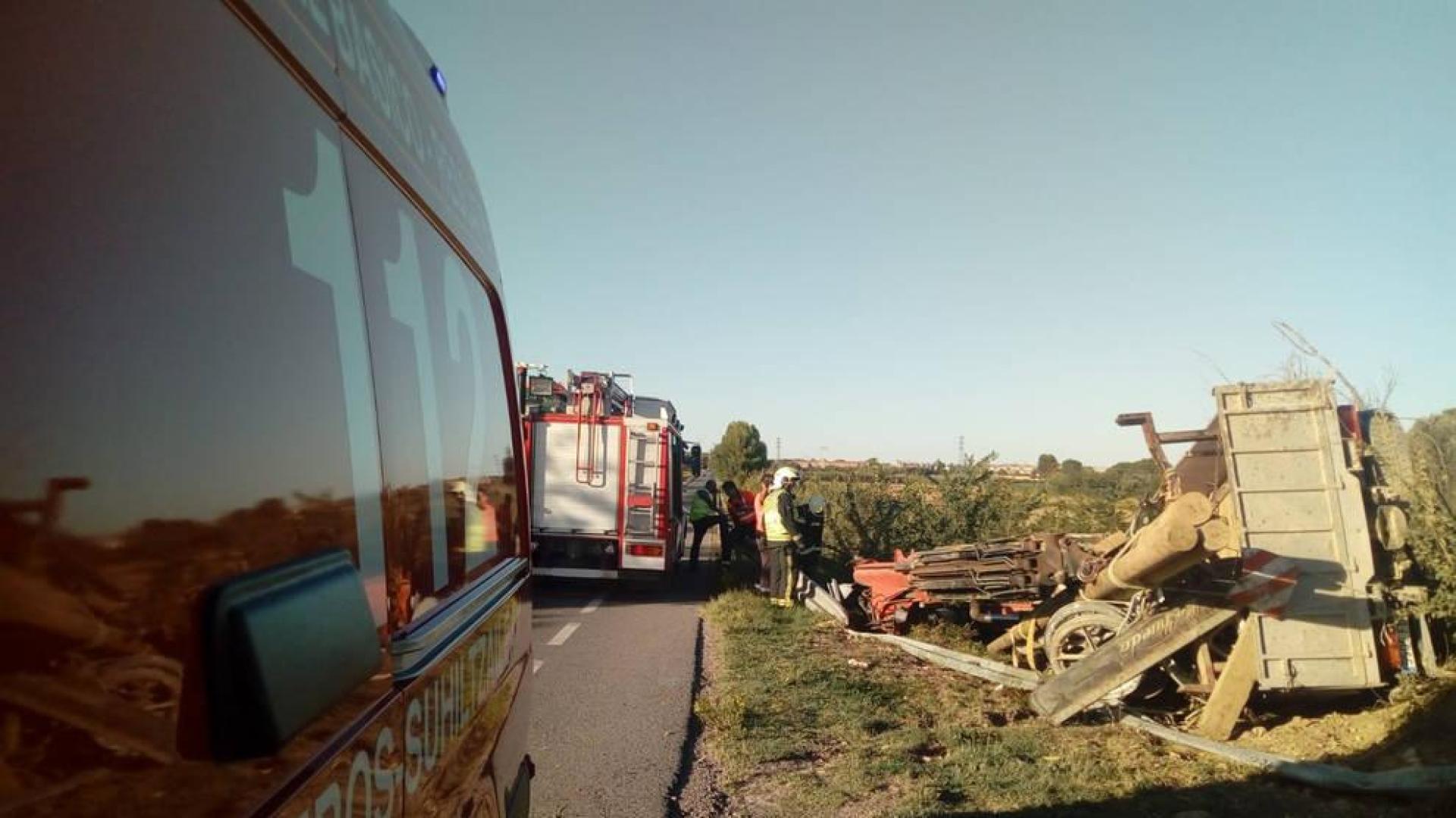 Vuelca un camión con troncos en la NA-3010