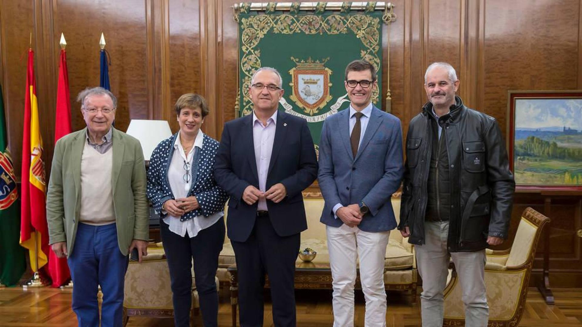 Enrique Maya, Ana Elizalde, Isaías Calvo, José Antonio Fernández y Jesús Tanco, tras la reunión de hoy.