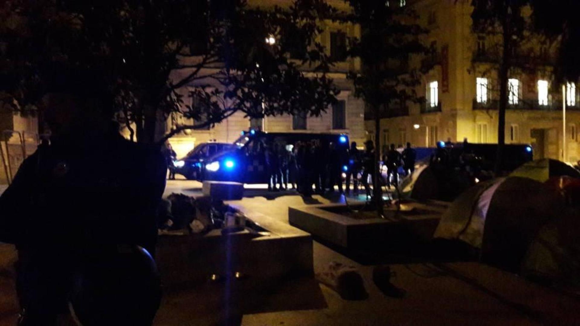 Desalojada la acampada de los sin techo en el paseo del Prado de Madrid