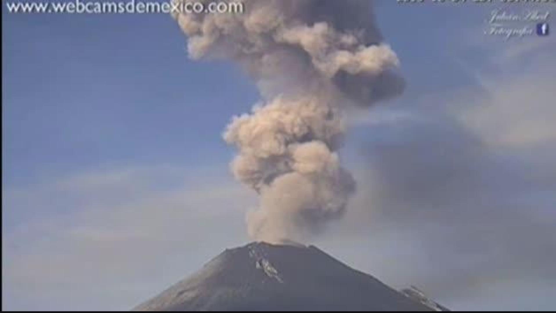 Espectacular erupción del volcán Popocatepetl, en México
