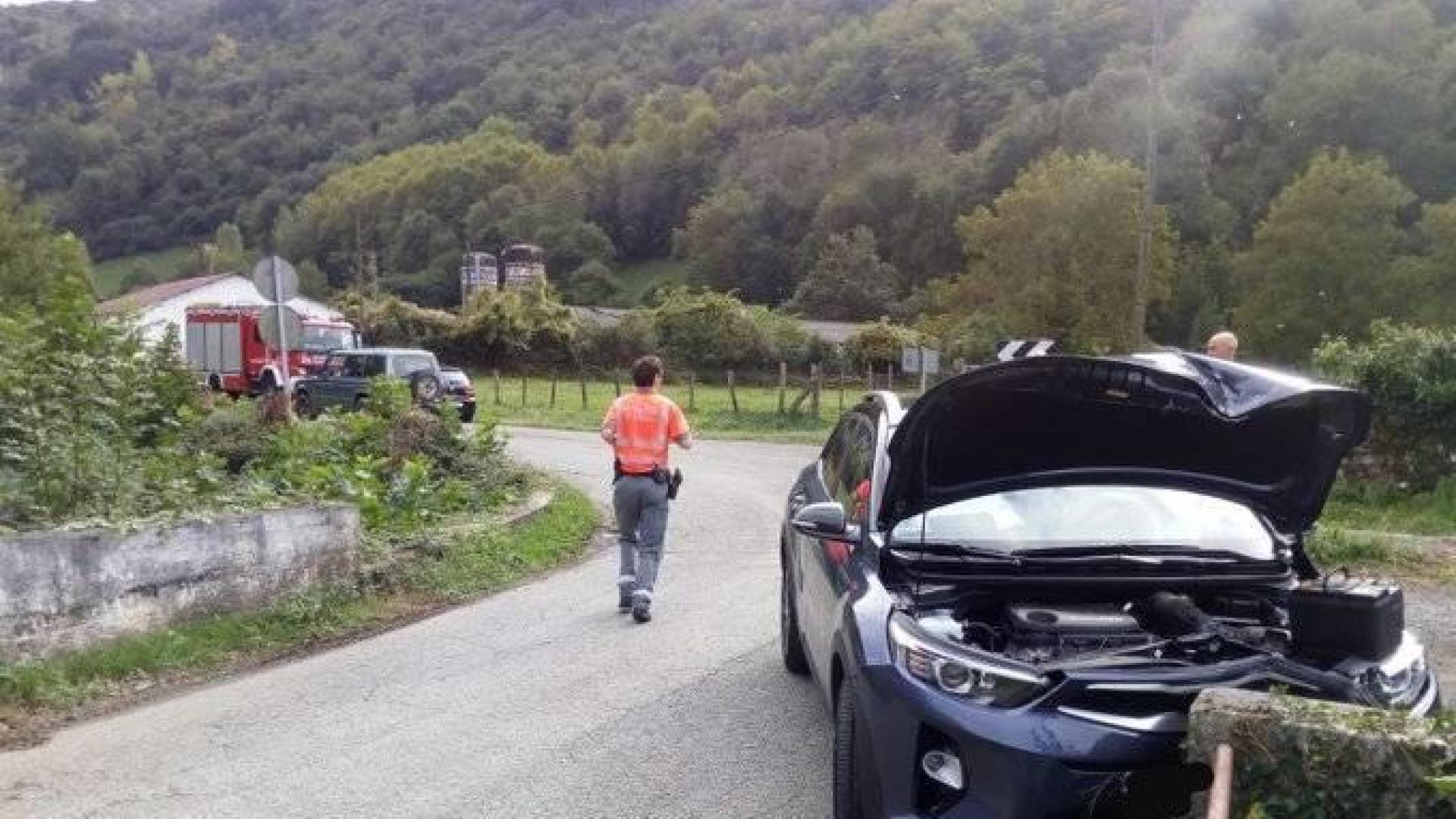 El coche ha impactado frontalmente contra el muro de un puente en Irurita.