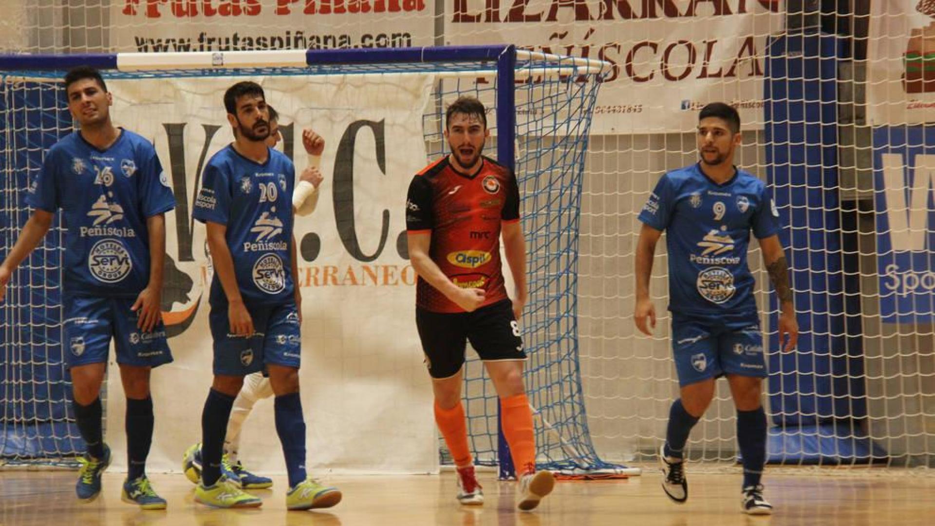 El jugador naranja Javivi celebra el gol que anotó ayer desde el punto de doble penalti.
