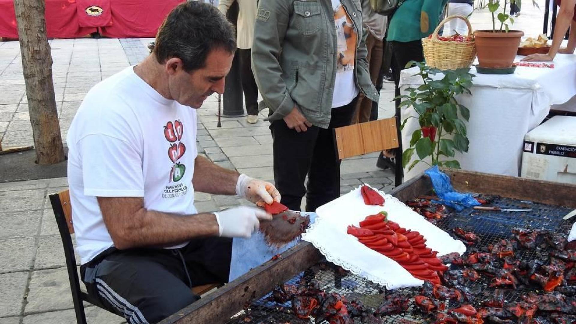 Lodosa se vistió el sábado de rojo, mientras que sus calles se perfumaron con el olor del pimiento asado.