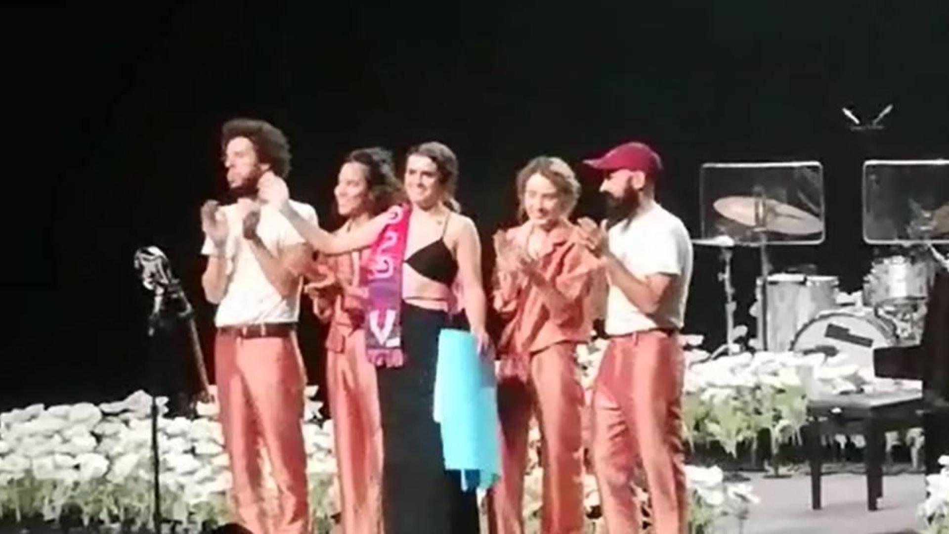 Amaia en el escenario de Baluarte con la bufanda de Osasuna al hombro.