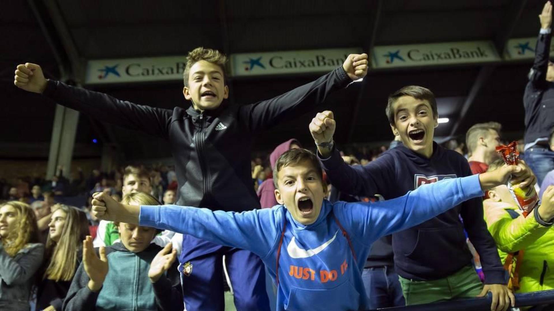 Todas las fotos del búscate en la grada del Osasuna - Villarreal