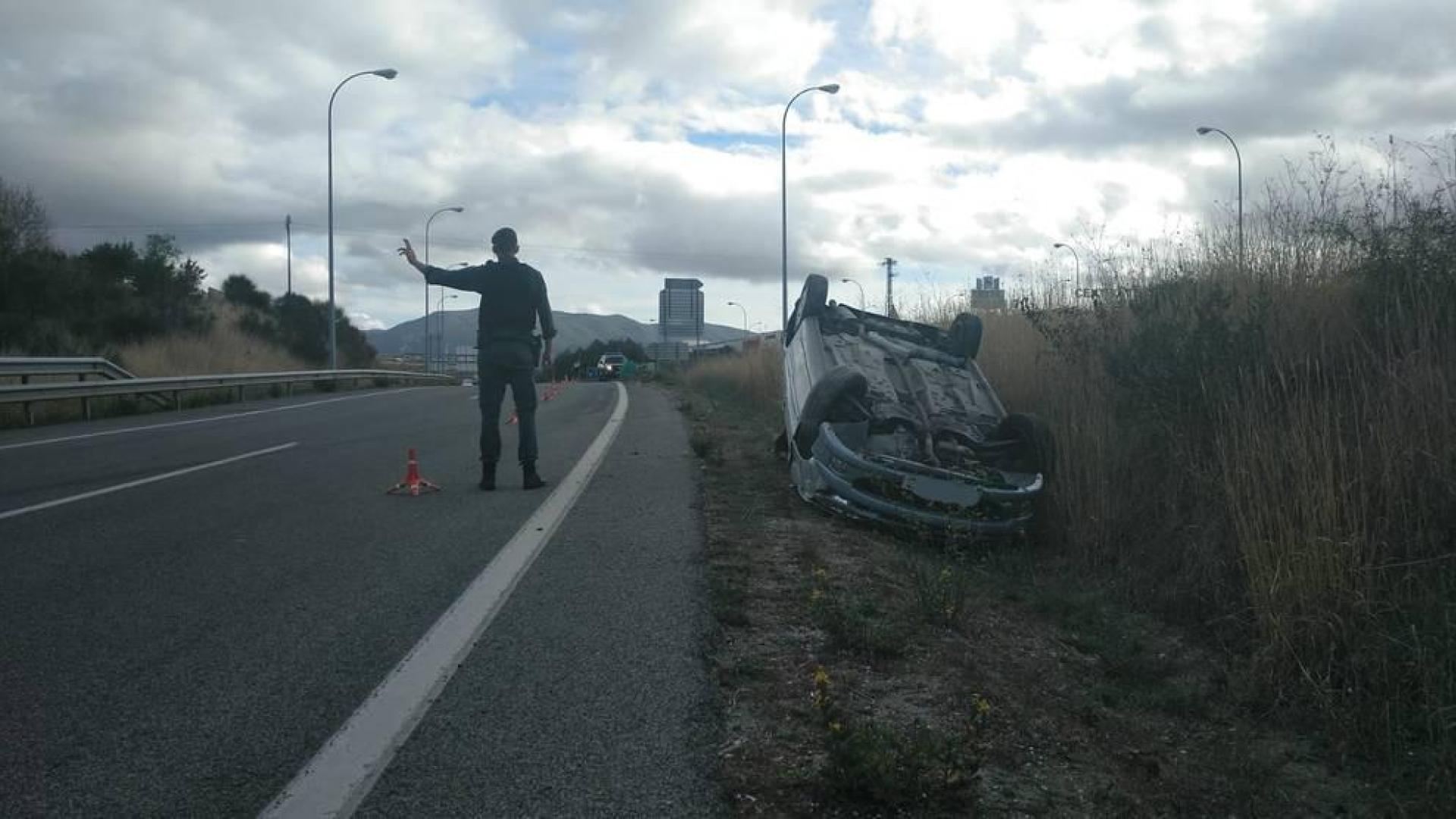 Herido leve al volcar su vehículo en el carril de incorporación a La Morea