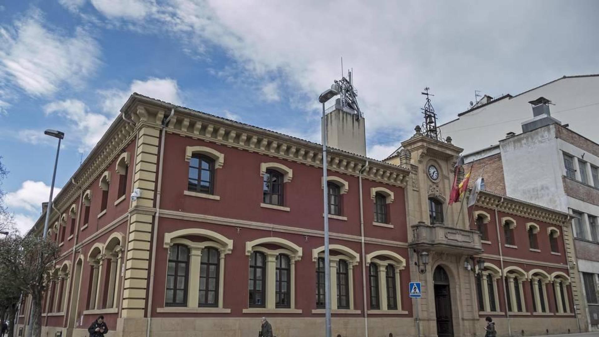 Edificios de viviendas concentrados en el Ensanche y otros destinados al uso público configuran un bloque especial en el patrimonio del municipio