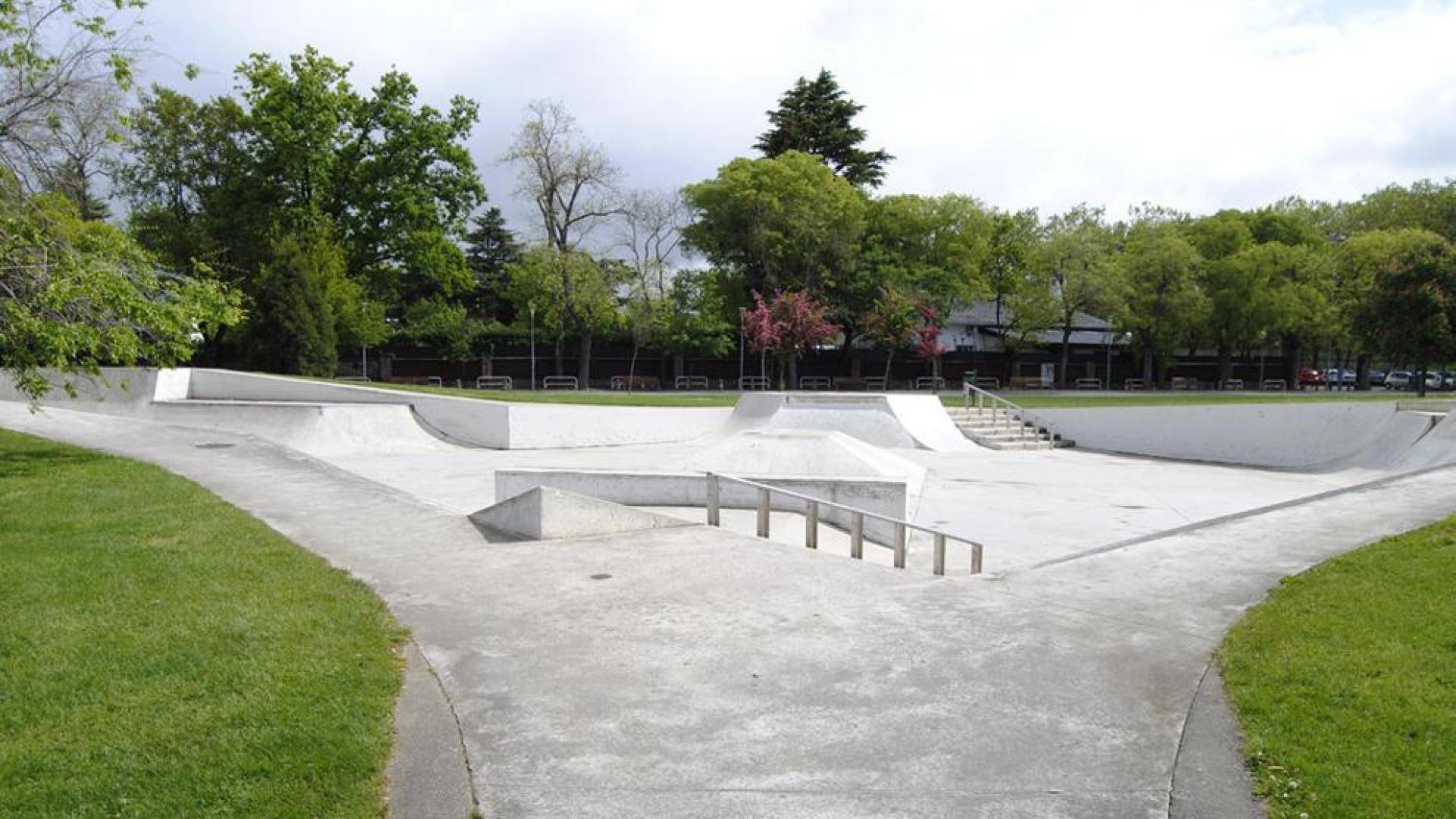 Grietas y baches en el skatepark de Antoniutti