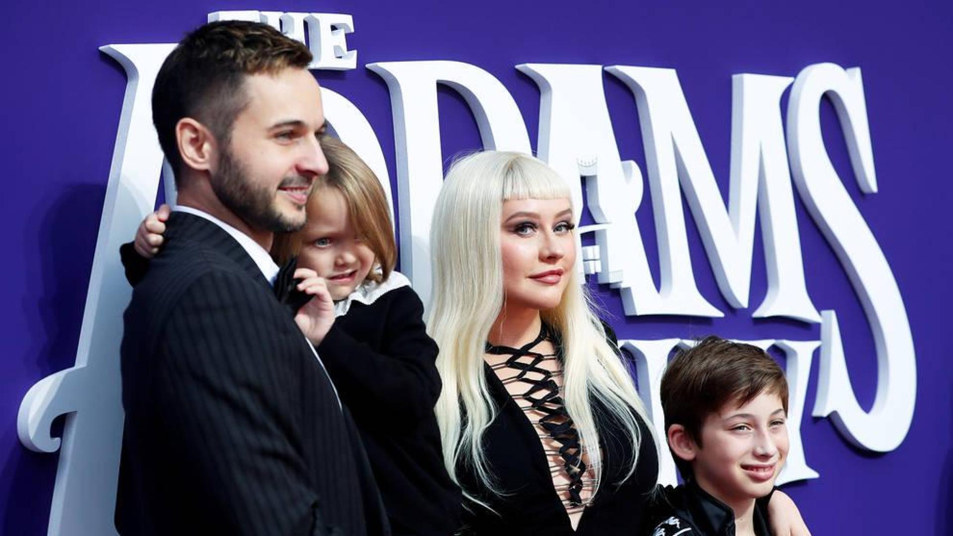 Karol G y Christina Aguilera brillan en el estreno de 'La familia Addams"'
