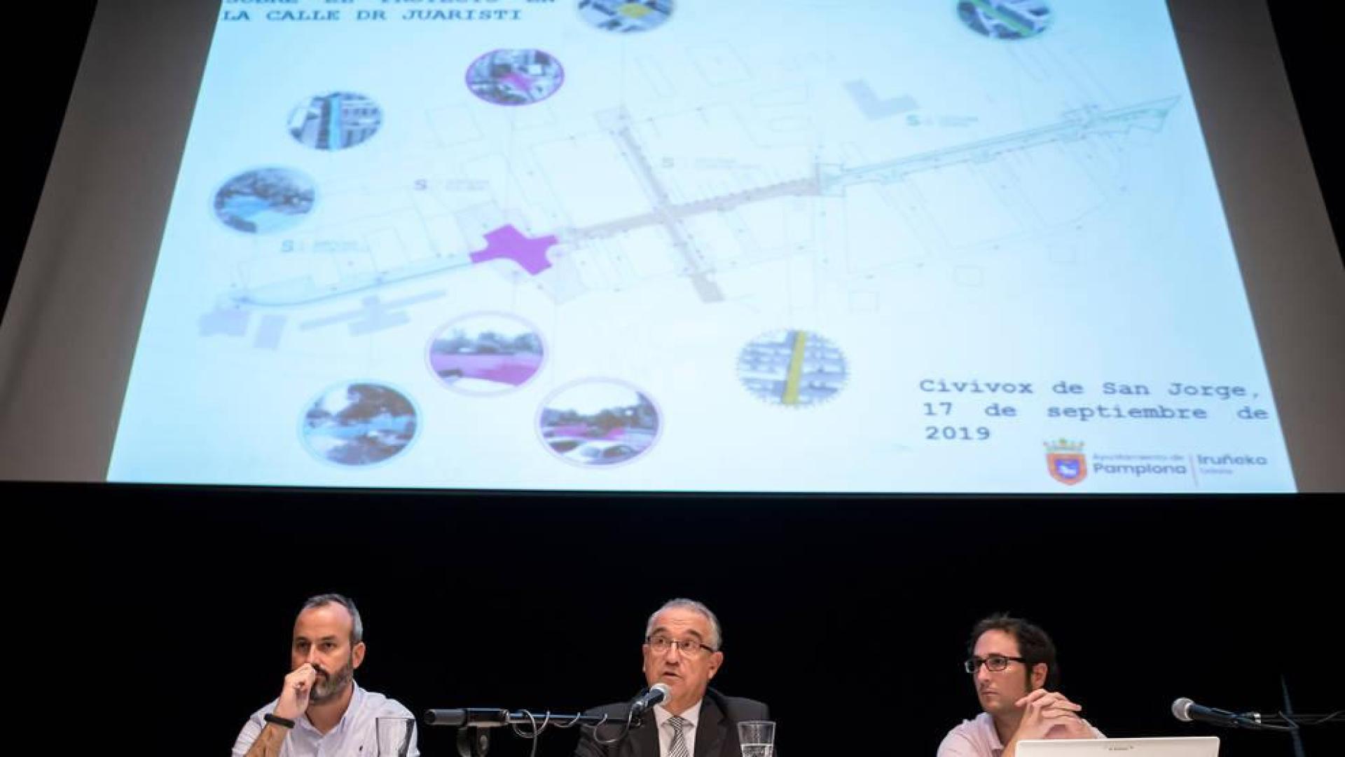 El alcalde de Pamplona, Enrique Maya, el concejal delegado de Proyectos Estratégicos, Movilidad y Sostenibilidad, Fermín Alonso, y el director de Proyectos y Obras, Movilidad y Sostenibilidad, Alejandro Astibia.
