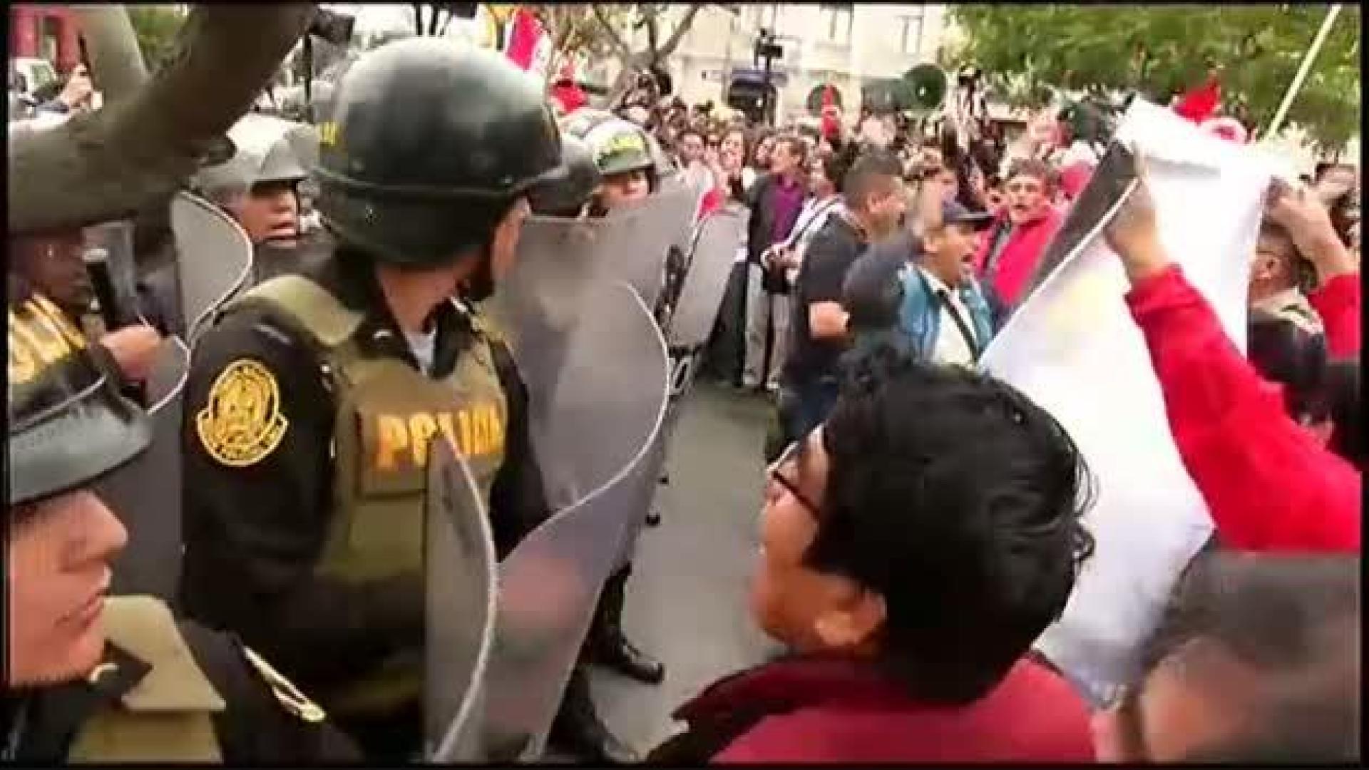 Protestas en Lima contra la decisión del presidente peruano de disolver el Congreso
