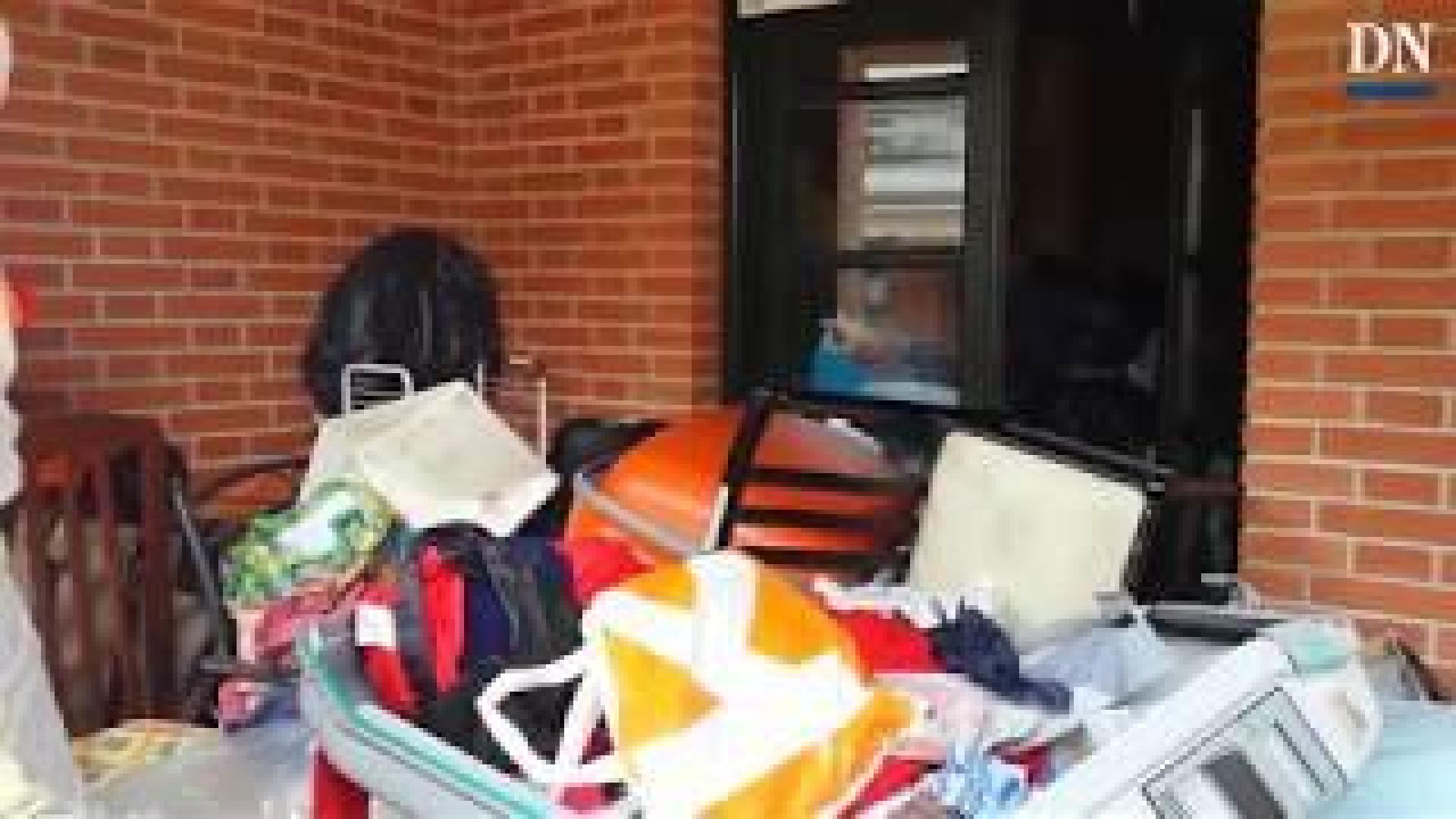 Vaciado del piso de Mendebaldea donde se acumulaba basura