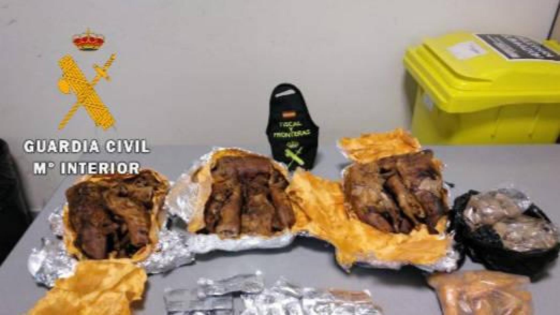 Decomisados en el aeropuerto de Pamplona 7 kilos de carne de cobaya, antibióticos y fruta