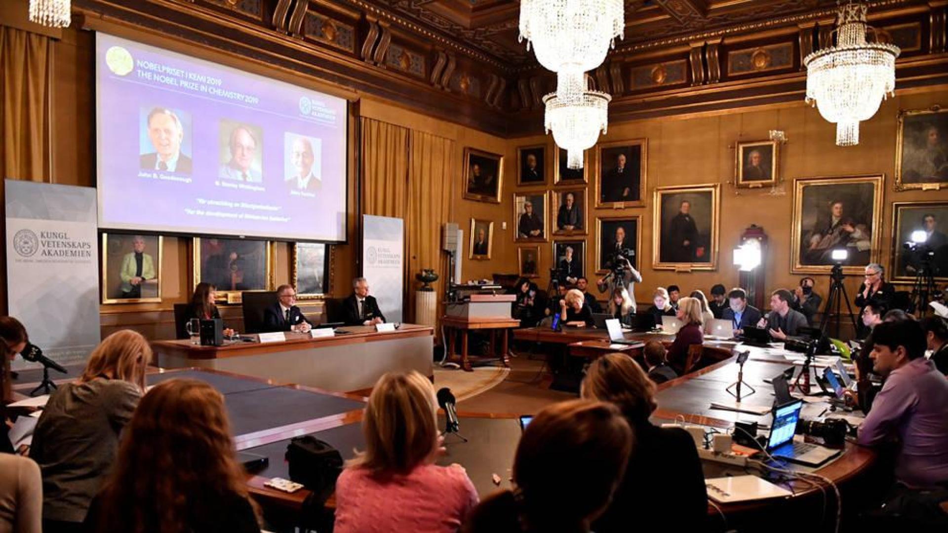 Tres científicos 'padres' de las baterías de los móviles ganan el Nobel de Química