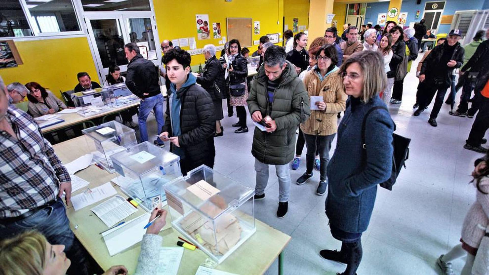 Los navarros votan en una jornada electoral a la que sucederá una larga noche de recuento