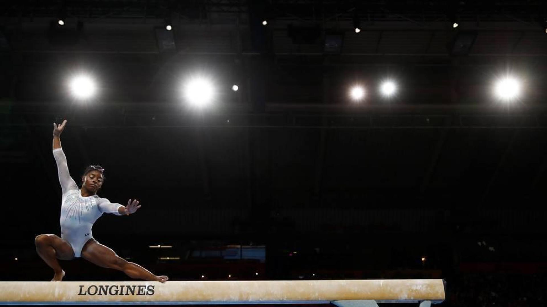 Simone Biles sella su quinto título mundial del concurso completo