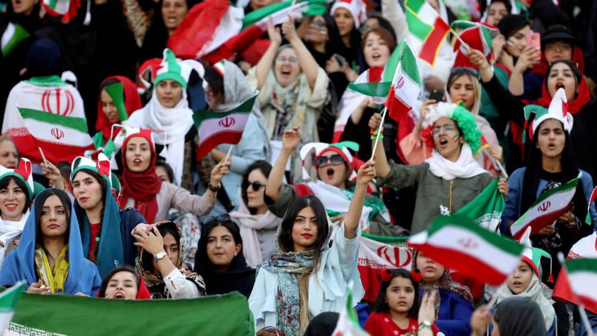 Las mujeres iraníes hacen historia con su entrada al estadio Azadi