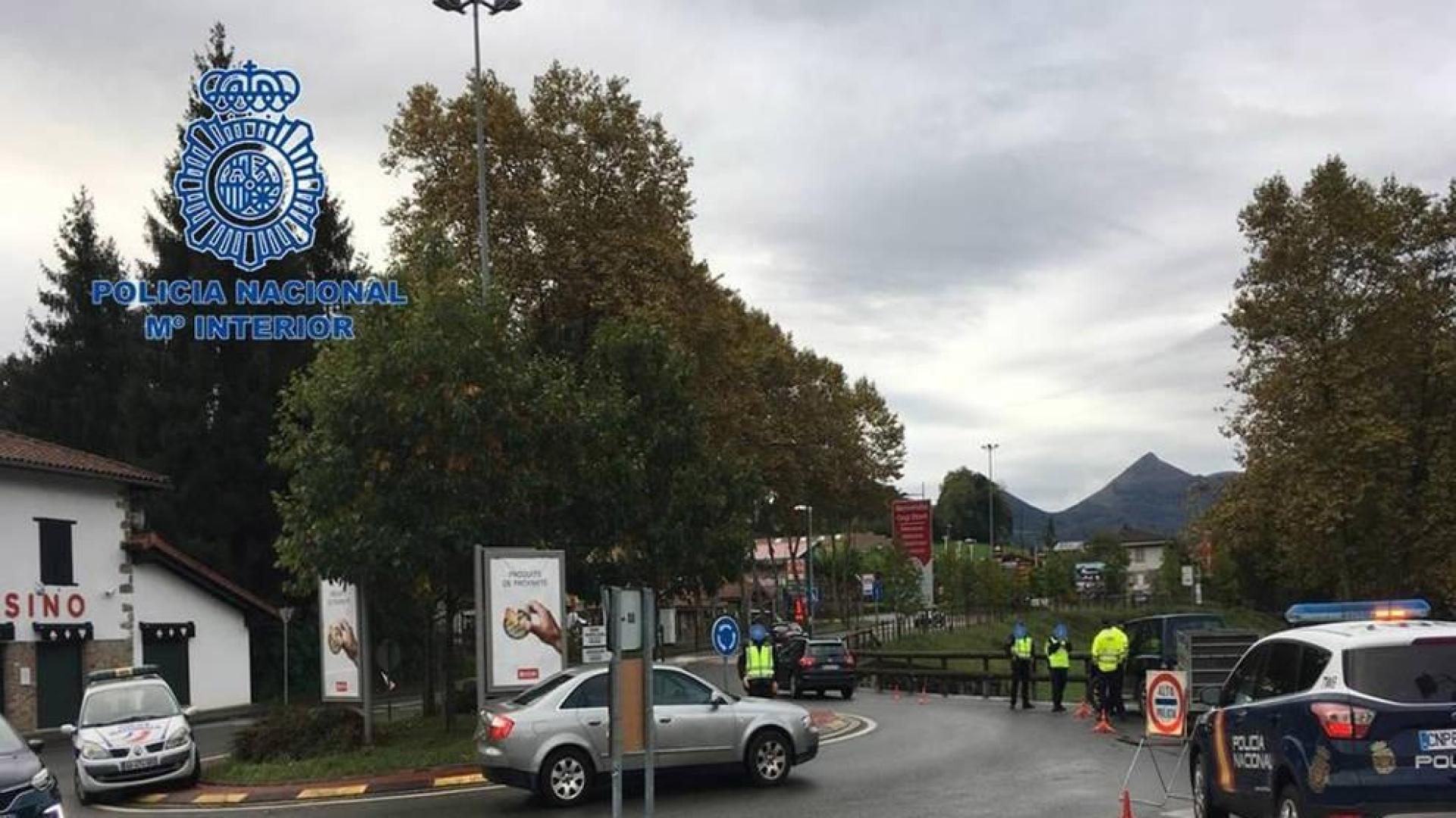 Policías españoles y franceses hacen patrullas en la frontera de Dantxarinea