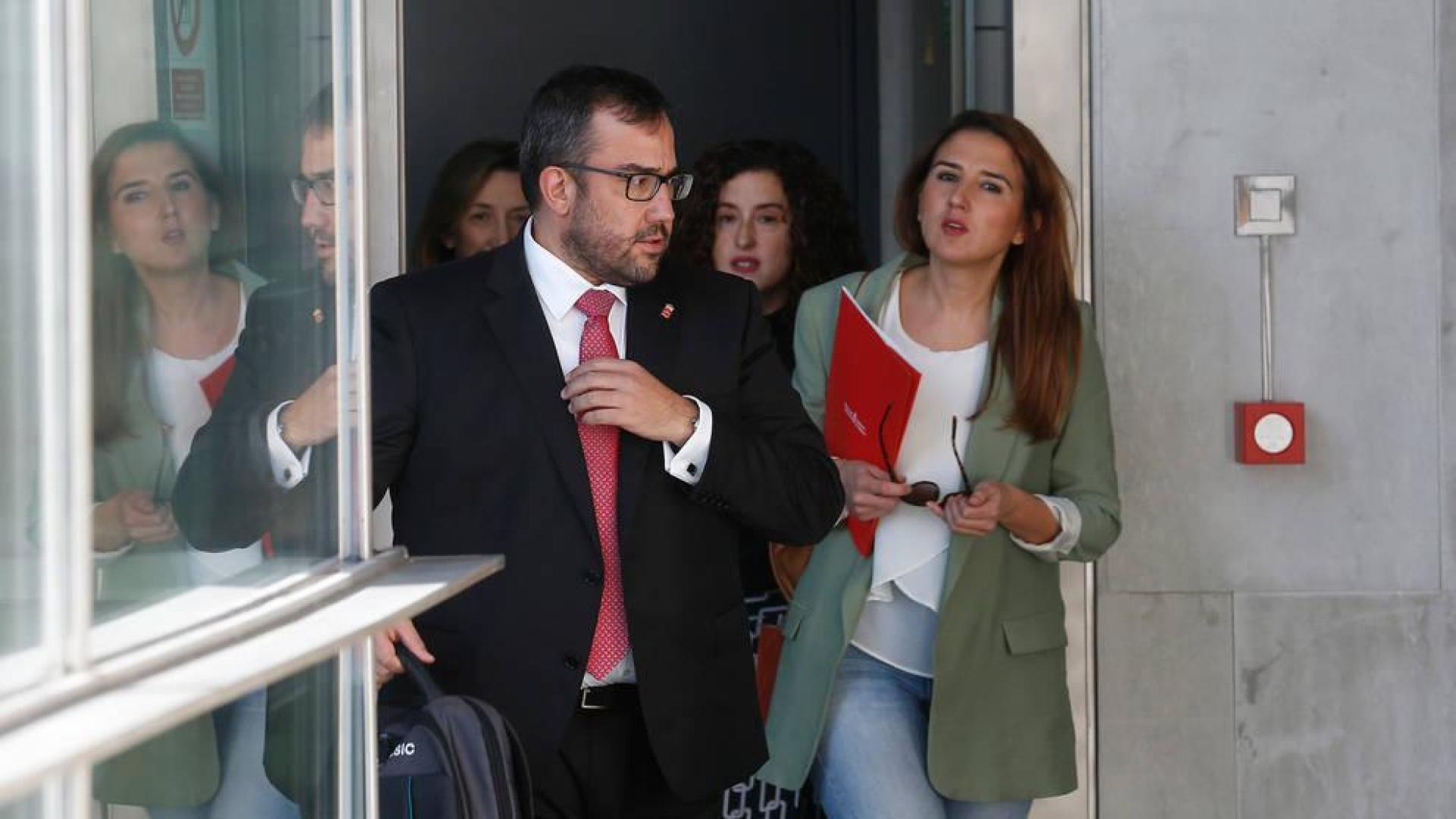 Javier Remírez, su jefa de gabinete, Vera Villafranca, y, tras ellos, Amaia Goñi (Función Pública).