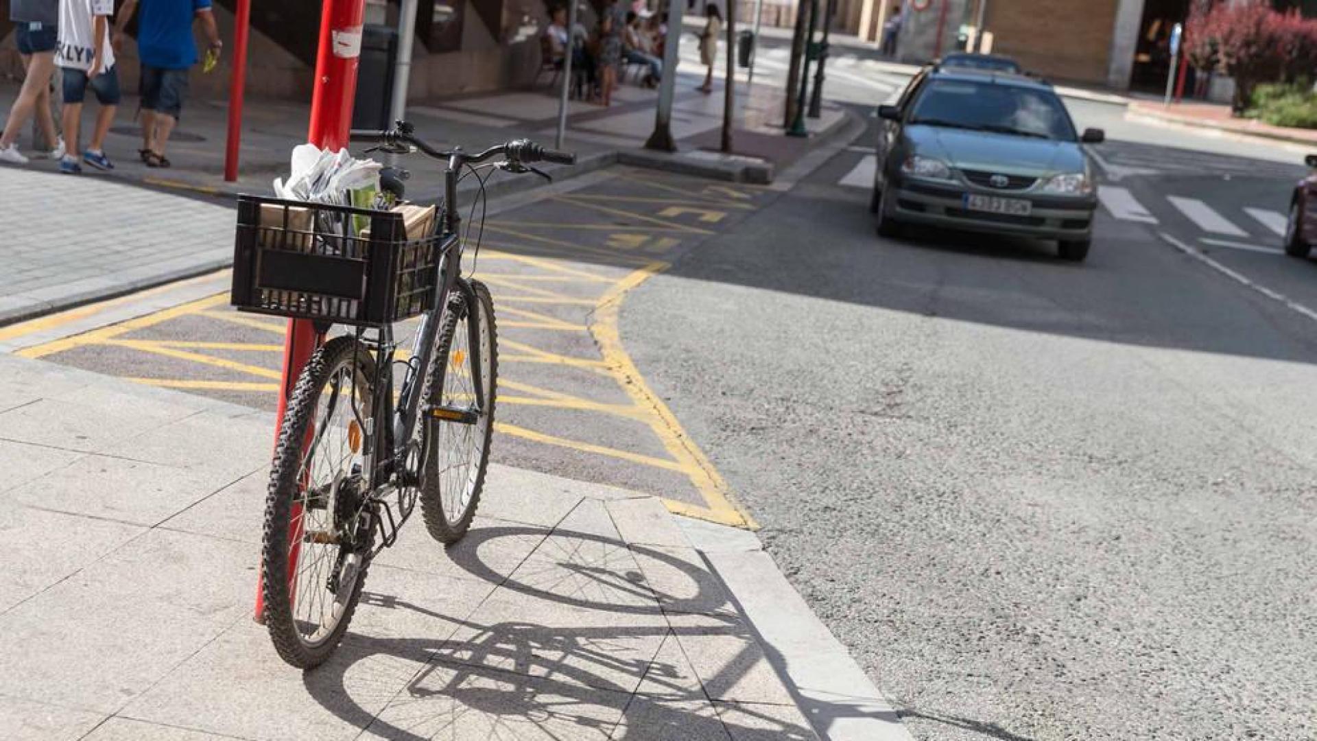 Una bicicleta aparcada en una calle de Tudela.