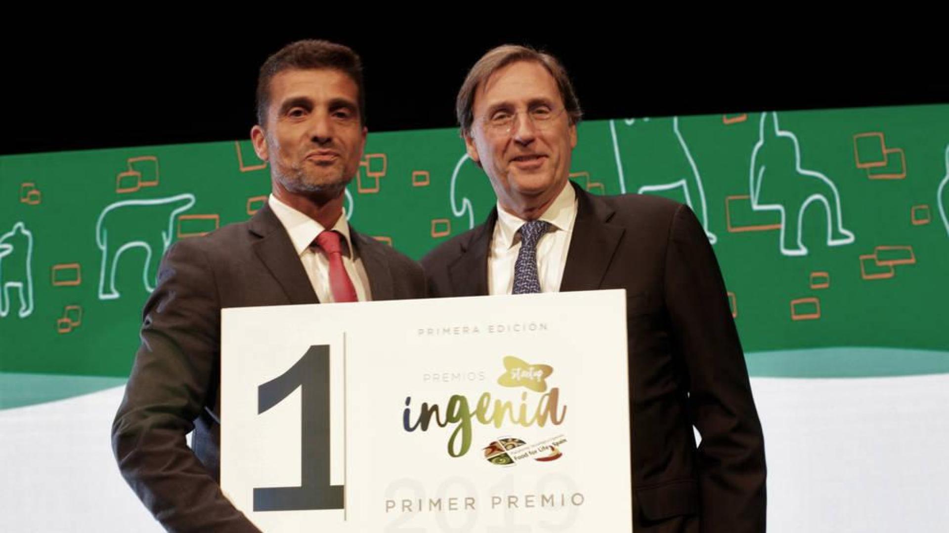 Mariano Oto, director general de Nucaps Nanotechnology, recibe el premio de Tomás Pascual Gómez-Cuétara, presidente de FIAB
