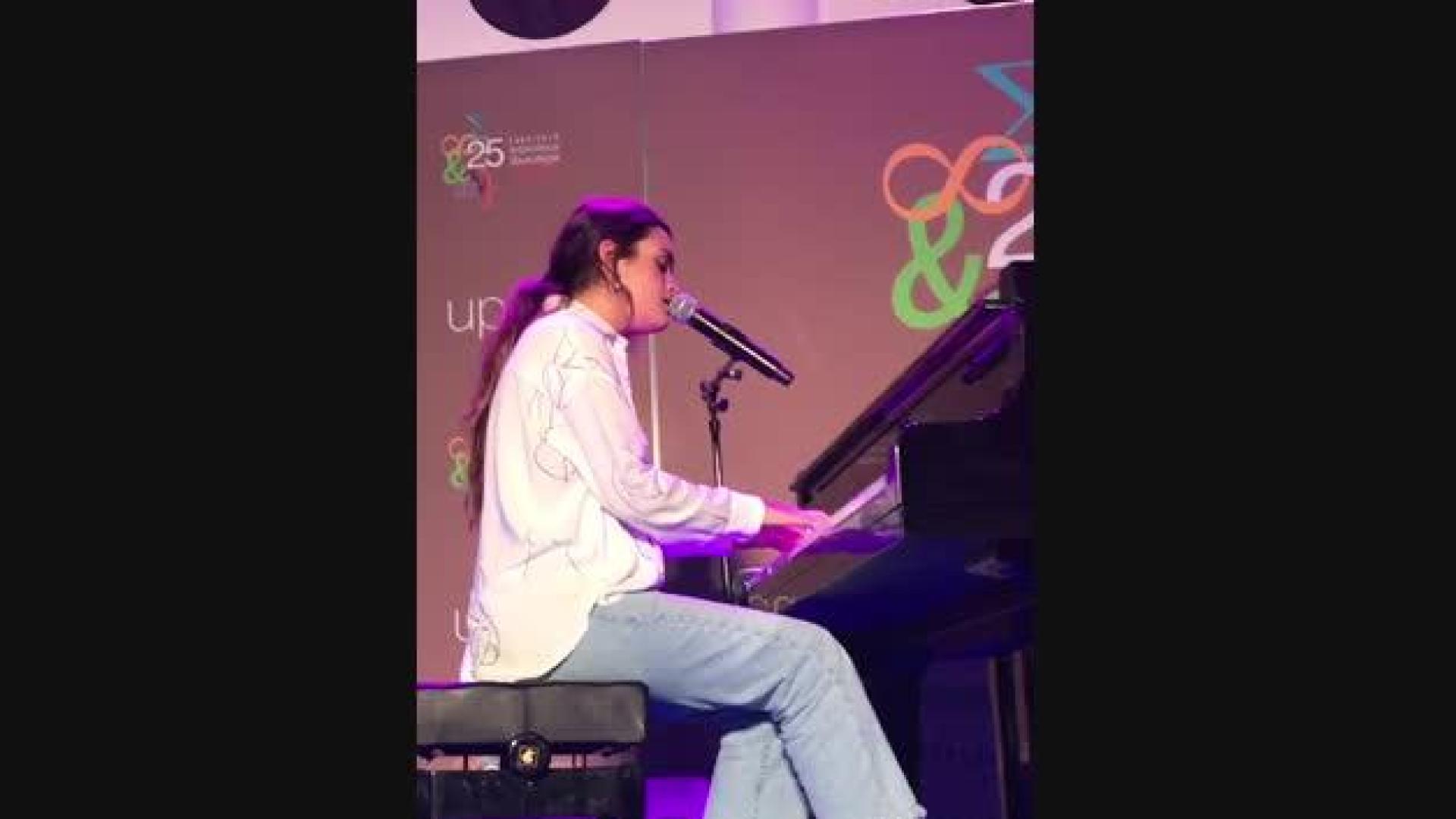 Amaia interpreta al piano 'Nadie podría hacerlo' en la Biblioteca de la UPNA.