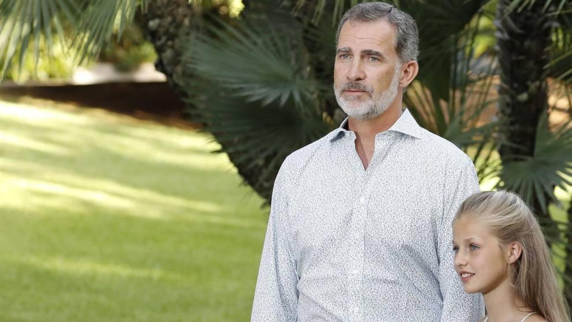 Felipe VI y su hija, la princesa Leonor, en los jardines del Palacio de Marivent.